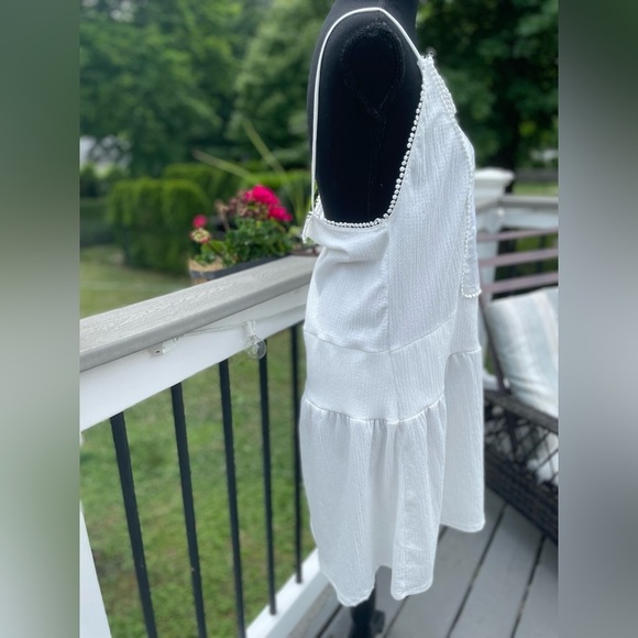 Zara Elegant White Mini Dress with Floral Accents - Picture 4 of 8